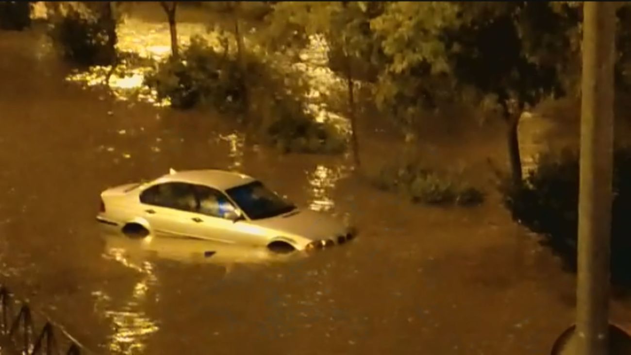 Coches atrapados en el río en que se convirtió la Avenida de la Hispanidad de Fuenlabrada