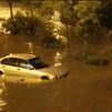 Coches atrapados en el río en que se convirtió la Avenida de la Hispanidad de Fuenlabrada