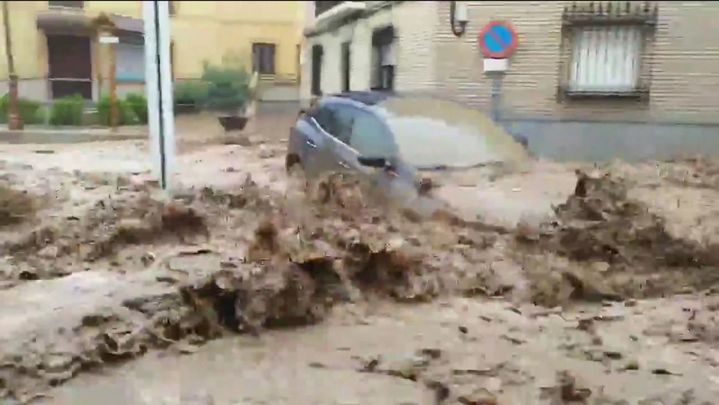 Coche arrastrado por la riada / REDACCIÓN