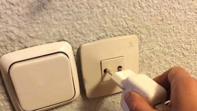 El precio de la luz cae un 1,4% este viernes hasta los 137,70 euros/MWh