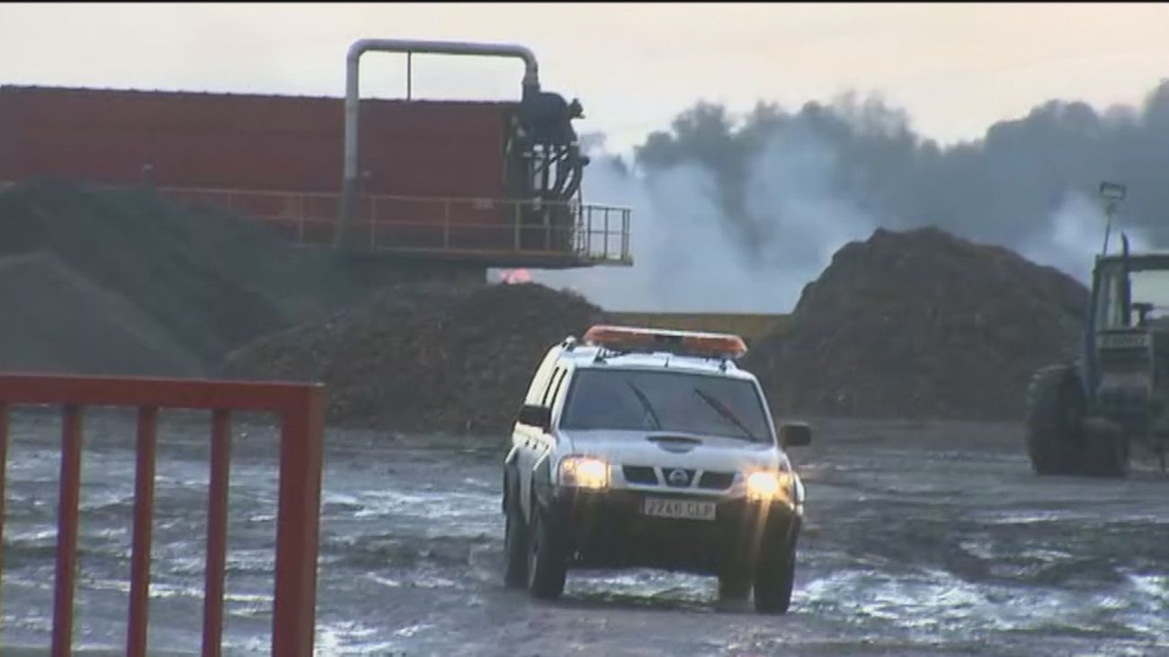Acotado el fuego en la planta de compostaje de Sanse, aunque seguirá ardiendo varios días