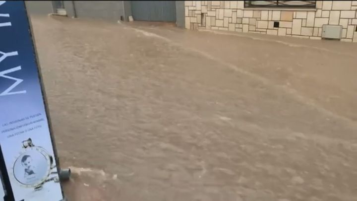La tormenta deja cultivos anegados, riada en las calles y casas inundadas en Villajero de Salvanés