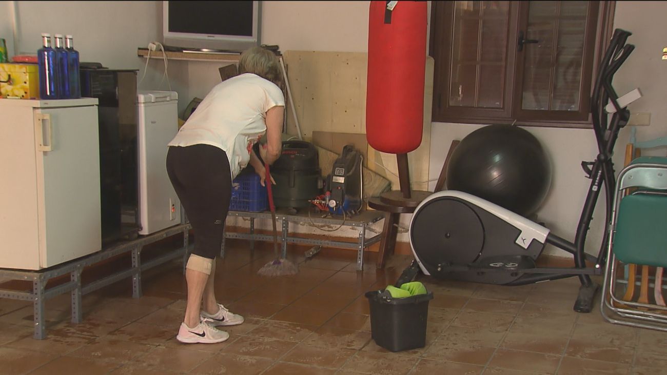 Sacando el barro de las viviendas