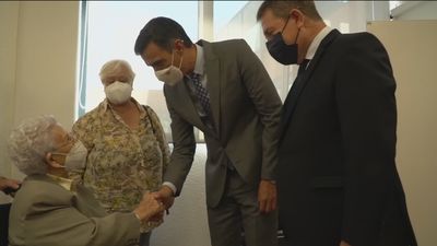 Sánchez anima a los más rezagados a vacunarse: "Hemos logrado el 70 por  ciento"