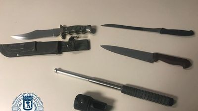 Detienen al dueño de un comercio de Hortaleza con tres cuchillos de grandes dimensiones