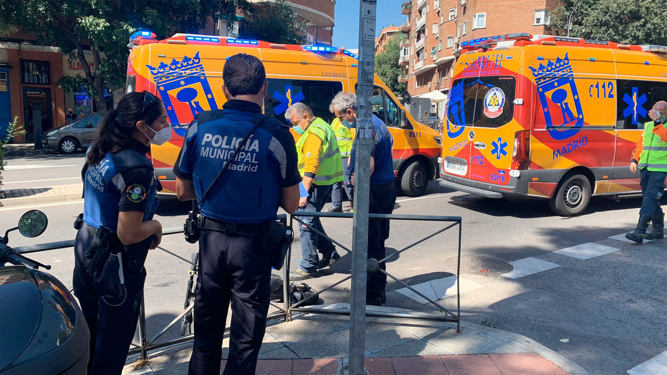 Herido un hombre y una chica que montaban un patinete eléctrico al chocar contra un autobús en Embajadores