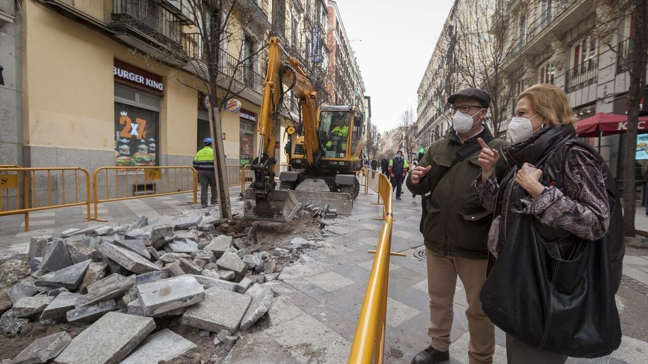El asfaltado de las calles de Arenal y Montera sustituyó las anteriores losetas de granito