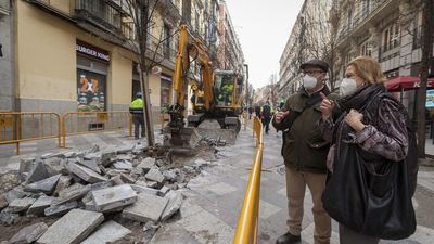 El Ayuntamiento estudia la aparición de microagujeros en el pavimento reformado de las calles de Arenal y Montera