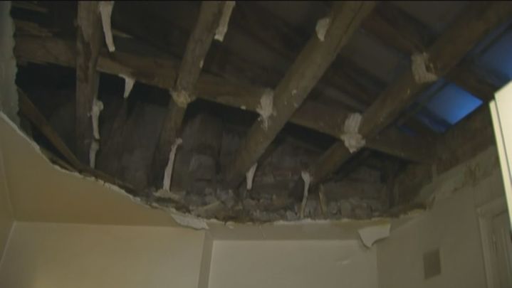 Las vigas al aire en el techo de la casa de la anciana / TELEMADRID