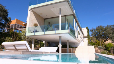 Cómo es vivir en un chalet-exposición de arte en Sevilla la Nueva