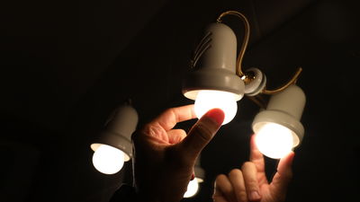 El precio de la luz baja este sábado por tercer día consecutivo y se sitúa en 223,36 euros/MWh