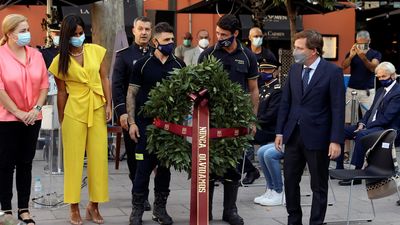 Madrid rinde homenaje a los bomberos fallecidos en los almacenes Arias hace 34 años
