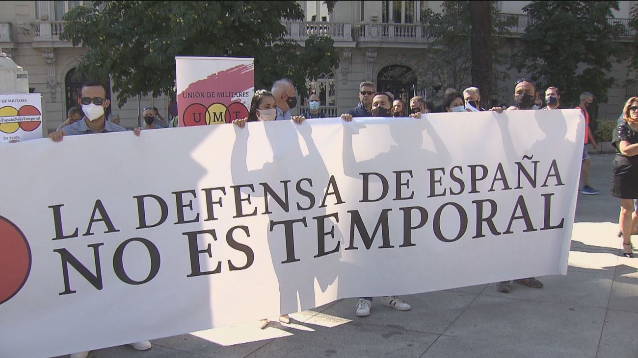 La Unión de Militares de Tropa (UMT) se concentra frente al Congreso para denunciar su situación precaria