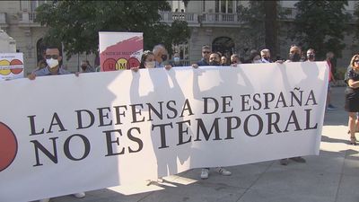La Unión de Militares de Tropa (UMT) se concentra frente al Congreso para denunciar su situación precaria