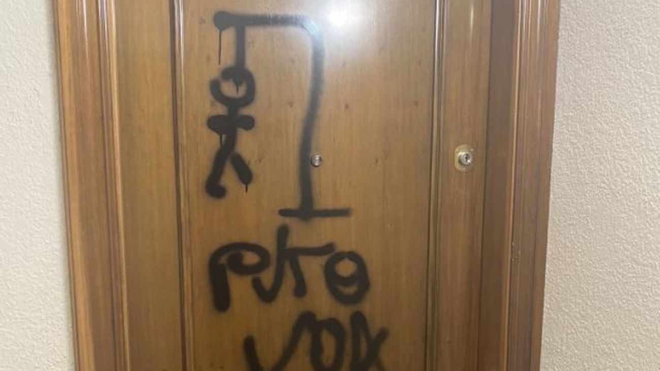 Un diputado de VOX del Parlamento catalán denuncia una pintada con amenazas en la puerta de su casa