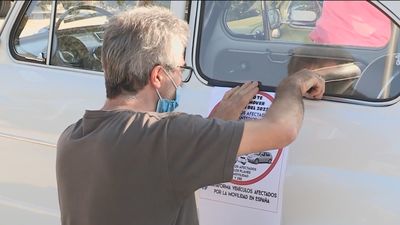 Marcha de coches antiguos para que les dejen circular por el centro de Madrid
