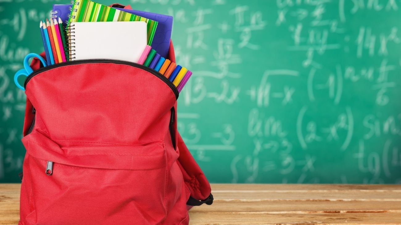 Una mochila con material escolar en un colegio