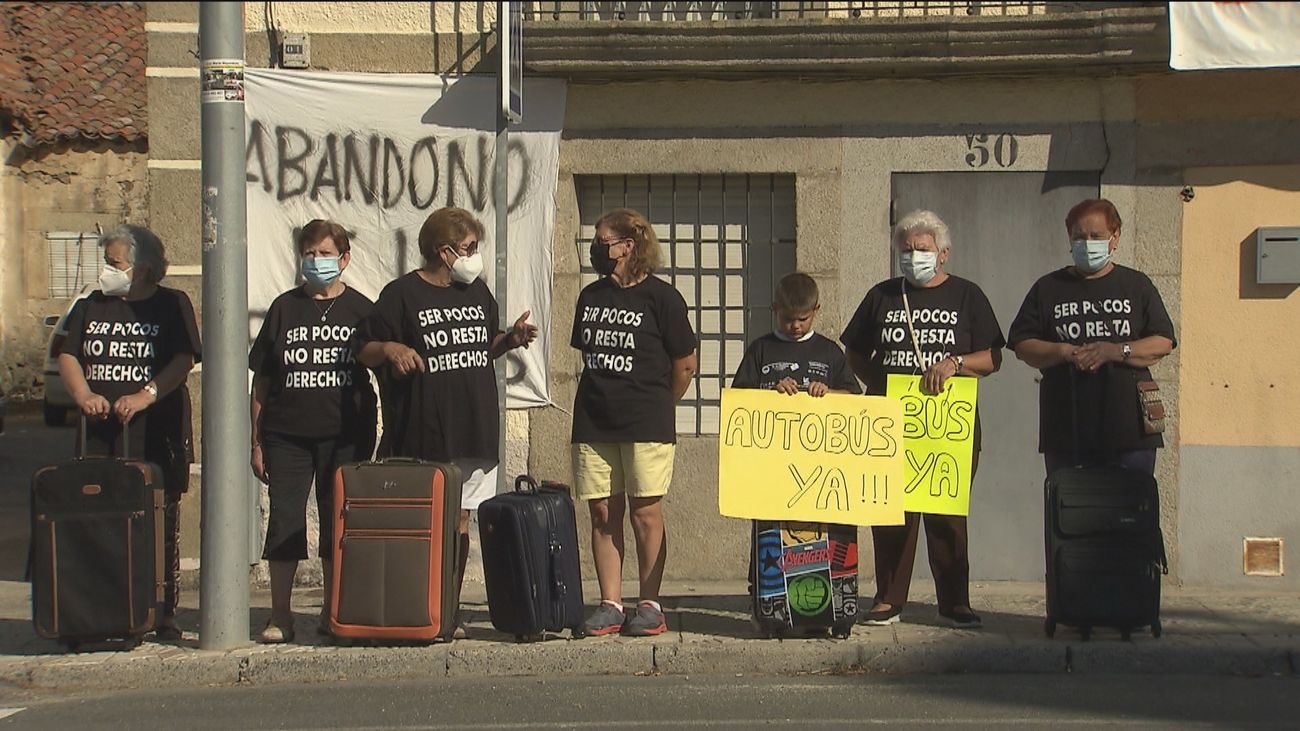 Los vecinos de Aldehuela (Ávila) protestan para recuperar su bus directo a Madrid