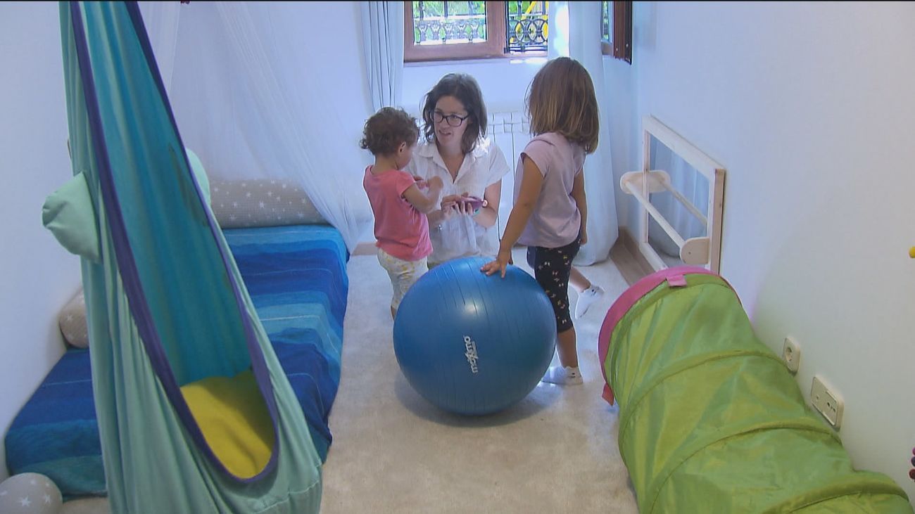 Las 'Mamás de día', una alternativa a la educación clásica para los más pequeños