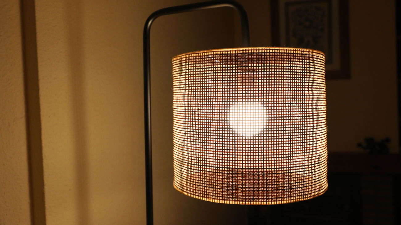 El precio de la luz baja este martes un 4% hasta 127,36 euros por MWh