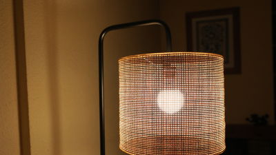 El precio de la luz baja este martes un 4% hasta 127,36 euros por MWh