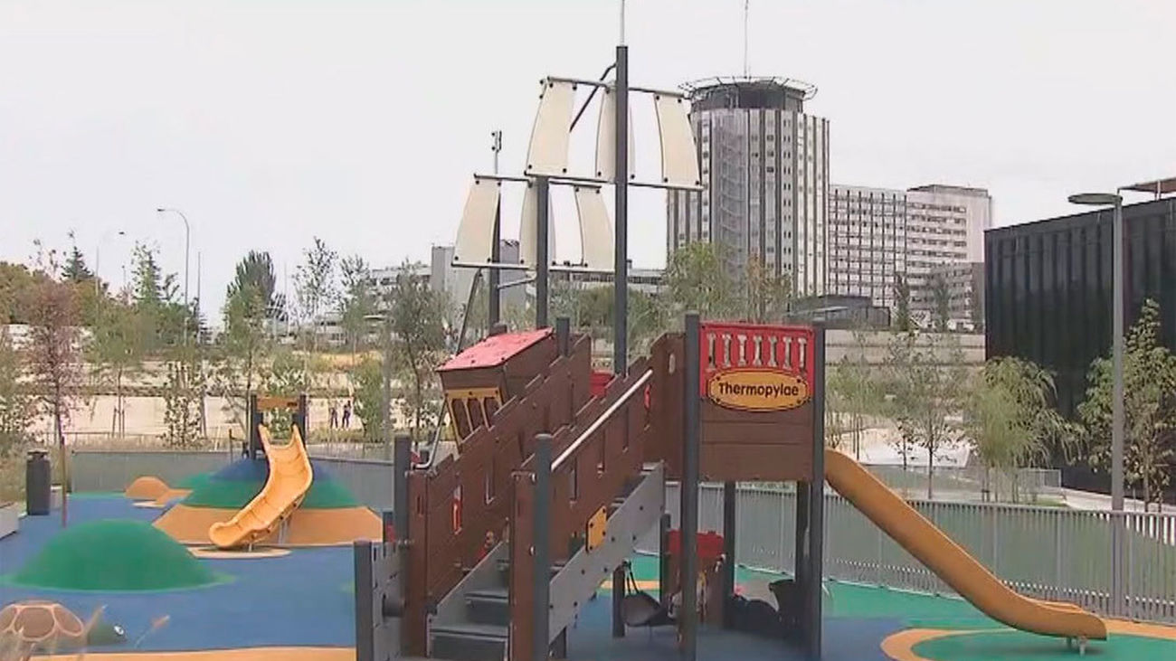 Nueva zona verde y de juegos infantiles a los pies de la torre Caleido