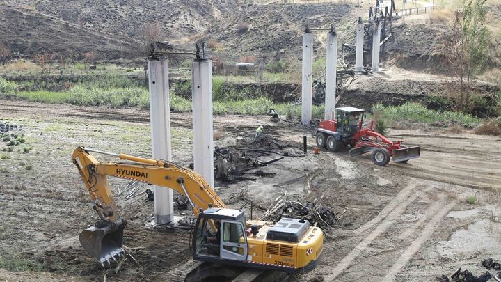 Iniciada la reconstrucción de la pasarela peatonal destruida por un incendio en Móstoles