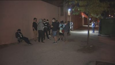 Decenas de jóvenes hacen cola toda la noche por una plaza de FP en el Instituto Virgen de la Paloma