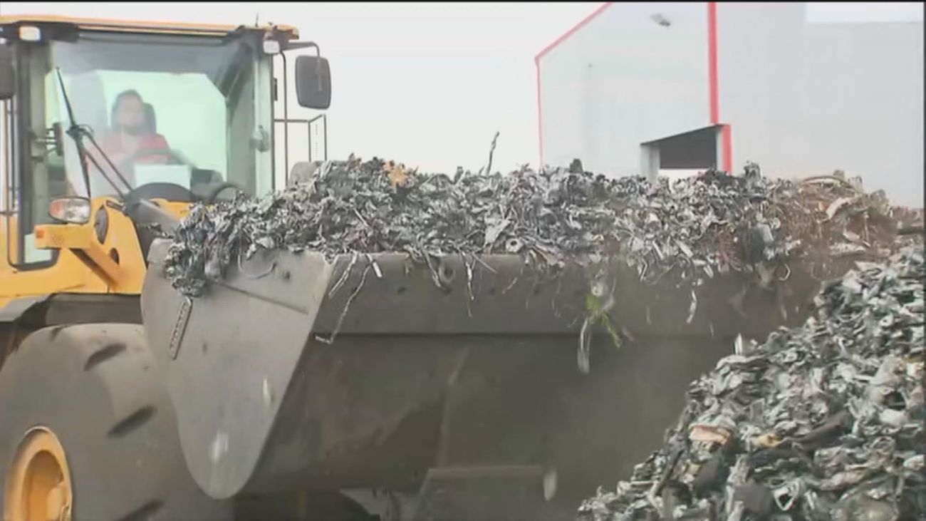 Los desguaces de Madrid reciben cada más coches viejos