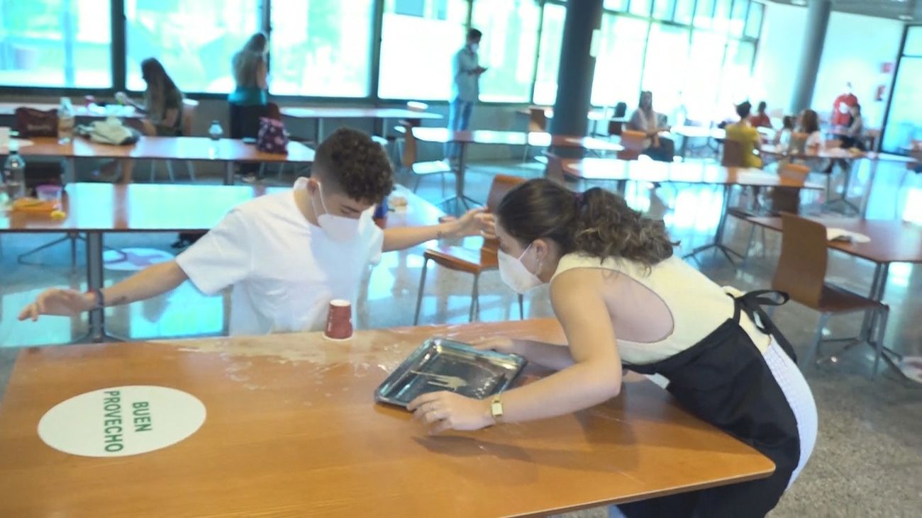 ¿Qué harías si pides un café y el camarero sin querer te lo tira por encima?