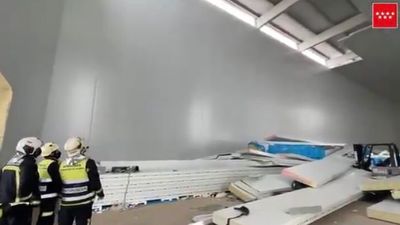 Muere un trabajador y 2 resultan heridos muy graves al derrumbarse 30 planchas de falso techo en Alcalá