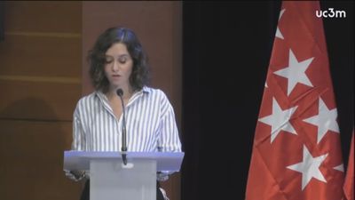 Ayuso anuncia una bajada del 20% en tasas de grado y un 30% en másteres para el próximo curso