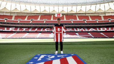 Griezmann se corta el pelo, regresa al Metropolitano y posa con su número '8'