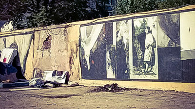 Queman el mural homenaje a Robert Capa  junto a la casa de Peironcely 10, en Entrevías