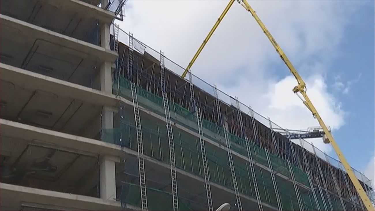 Dos trabajadores resultan heridos graves al hundirse un encofrado en un edificio en obras de Barcelona
