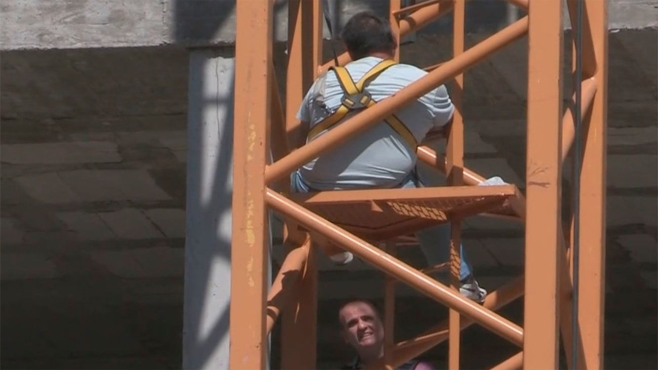 Un empresario se sube a una grúa para reclamar el pago de 30.000 euros a la Empresa de la Vivienda de Sevilla