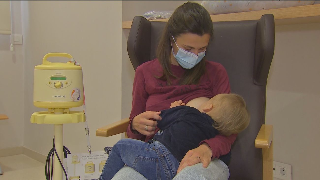 ¿Dar de mamar a tu hijo hasta los cuatro años? Teresa Rodríguez y el debate sobre la lactancia