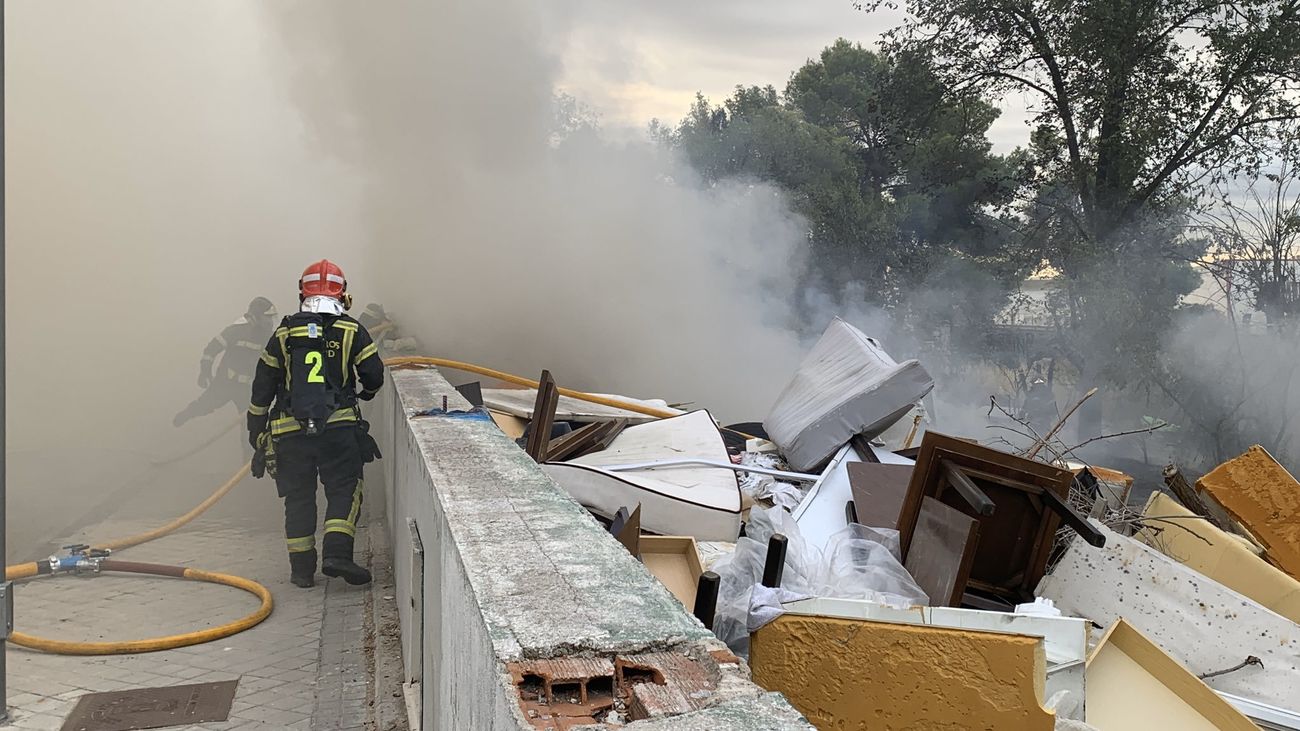 Labores de extinción en el polígono industrial de Vicálvaro