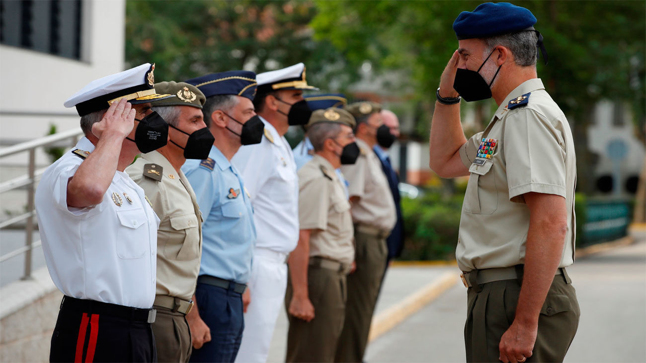 El rey muestra su "orgullo" a las Fuerzas Armadas por su misión de evacuación