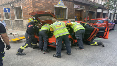 Cuatro heridos, una grave, tras colisionar un bus de la EMT con un turismo en la Guindalera