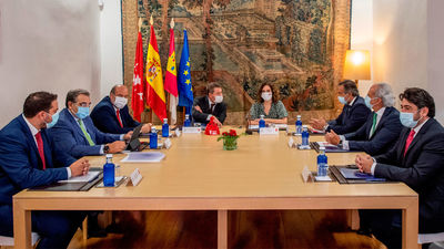 Ayuso y Page unificarán historiales médicos e impulsarán la promoción  conjunta  de Aranjuez, Cuenca y Toledo