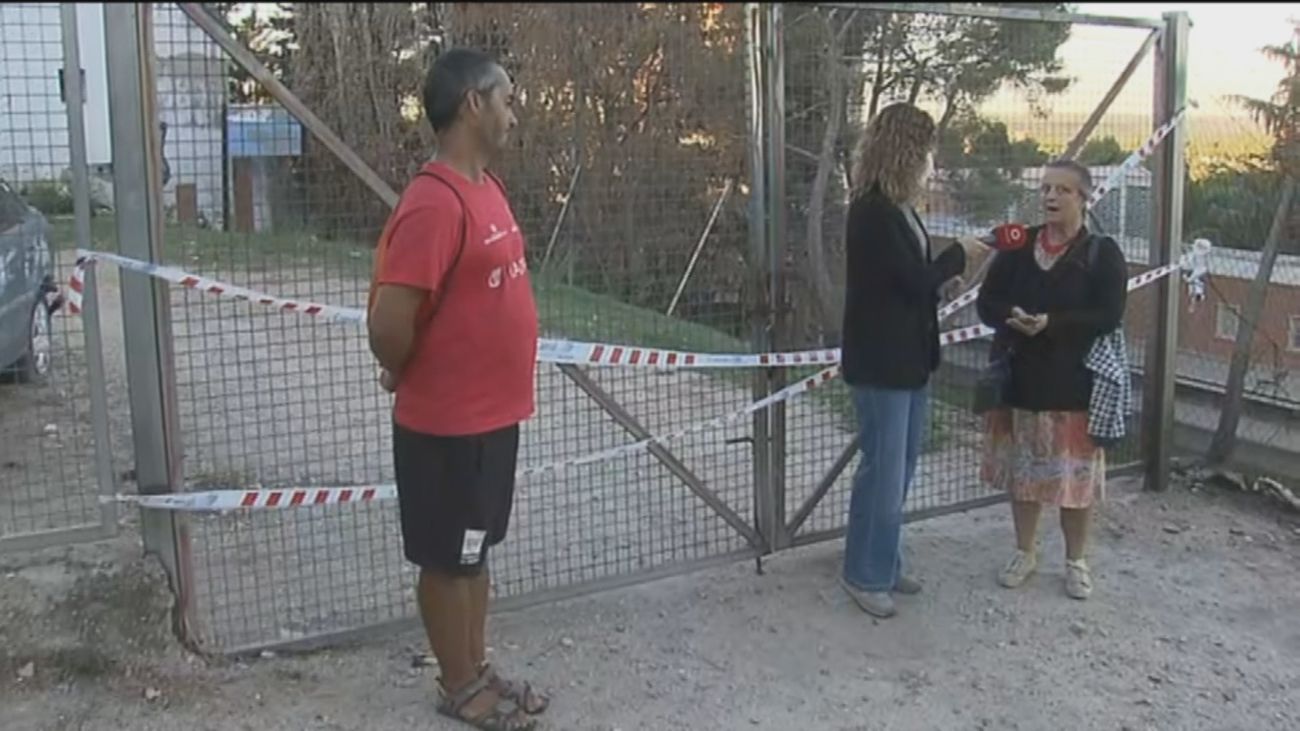 Una madre y su hijo piden recoger su DNI tras quedarse en la calle por el incendio de su casa en Dehesa de la  Villa
