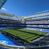 Los aficionados del Madrid, deseando ver el nuevo césped del Bernabéu