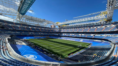 Los aficionados del Madrid, deseando ver el nuevo césped del Bernabéu