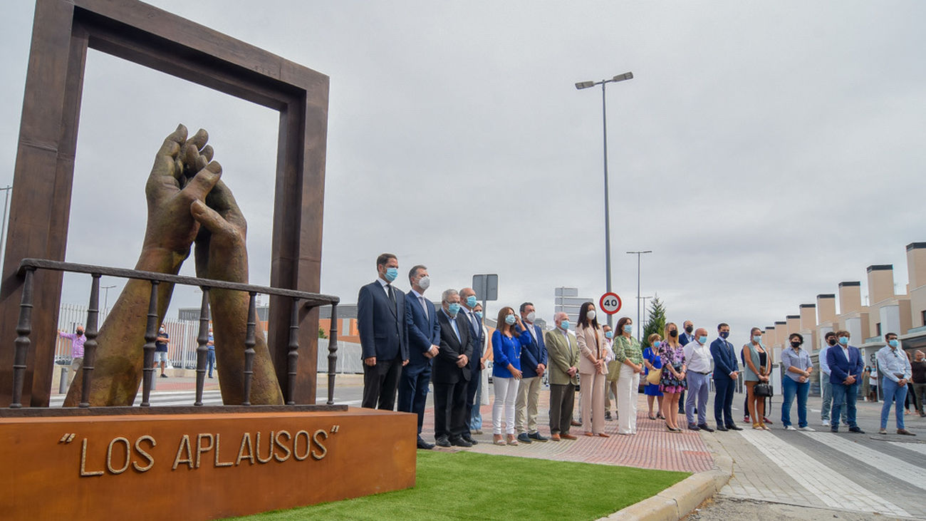 Torrejón rinde homenaje a los servicios esenciales  durante la pandemia con las esculturas 'Los Aplausos'