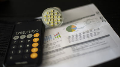 El precio de la luz marcará este sábado el más caro de la historia, con 239,53 euros/MWh