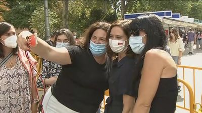 Díaz Ayuso defiende su candidatura al PP madrileño desde la Feria del Libro: "Soy mujer y puedo hacer dos cosas a la vez"
