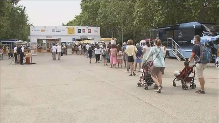 Una Feria del Libro adaptada y con colas por las medidas anticovid / Telemadrid