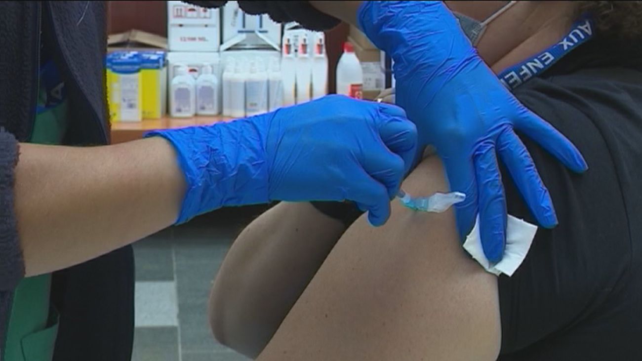 Una enfermera pone una vacuna Covid a una mujer