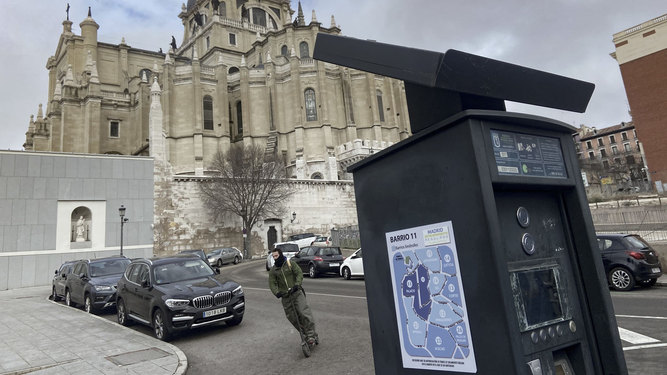 Parquímetro en el centro de Madrid, junto a la catedral de la Almudena